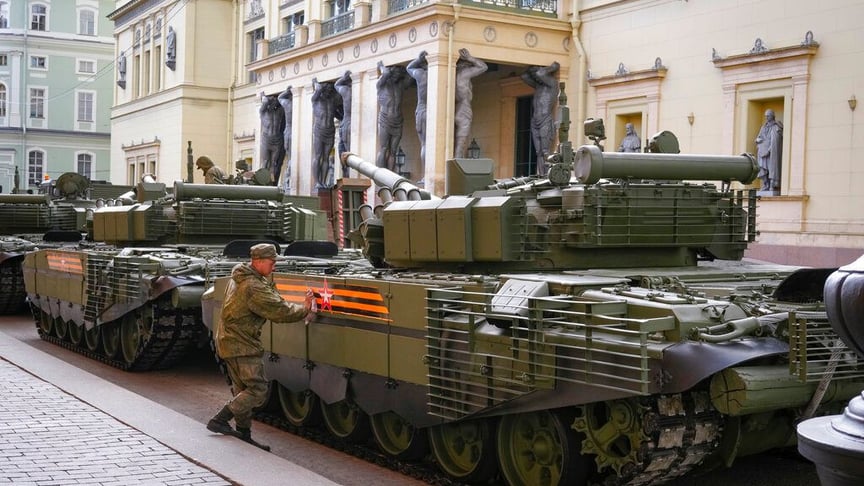 российский солдат моет танк, готовясь к параду 9 мая в москве, 8 апреля 2022 года