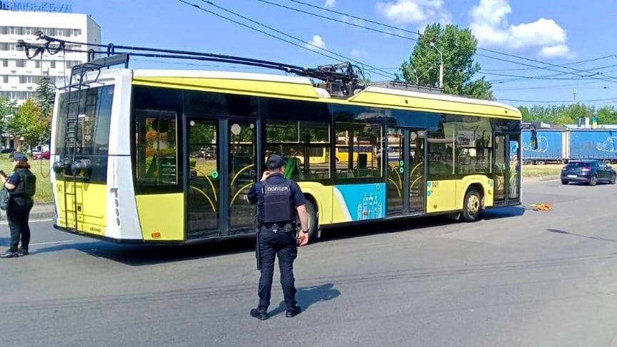 У Львові водій тролейбуса помітив на дорозі гранату