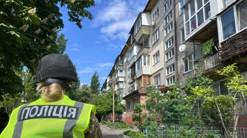 Поліція біля будинку, який погрожував підірвати мешканець
