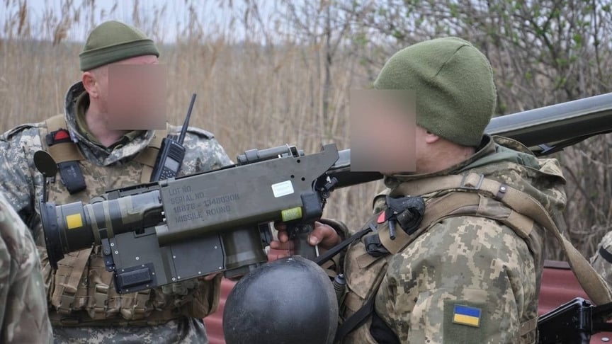 Украинский военный держит ПЗРК Stinger. Иллюстративное фото