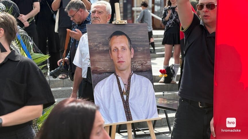 У Києві прощаються із загиблим на війні художником Давидом Чичканом