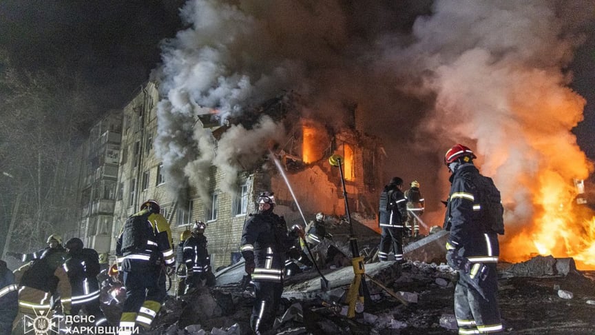 Рятувальники працюють на місці російського ракетного удару по багатоповерхівці у Харкові, 7 березня 2026 року