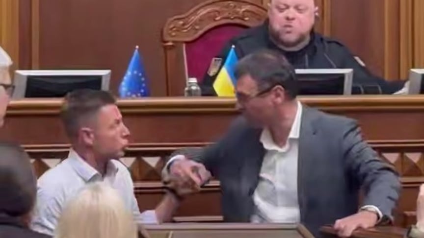 Гончаренко та Гетманцев штовхаються біля трибуни Гончаренко та Гетманцев штовхаються біля трибуни
