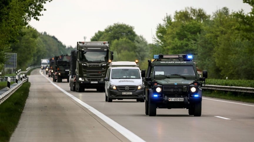 Ілюстративне фото. Військова поліція Німеччини супроводжує колону військових вантажівок