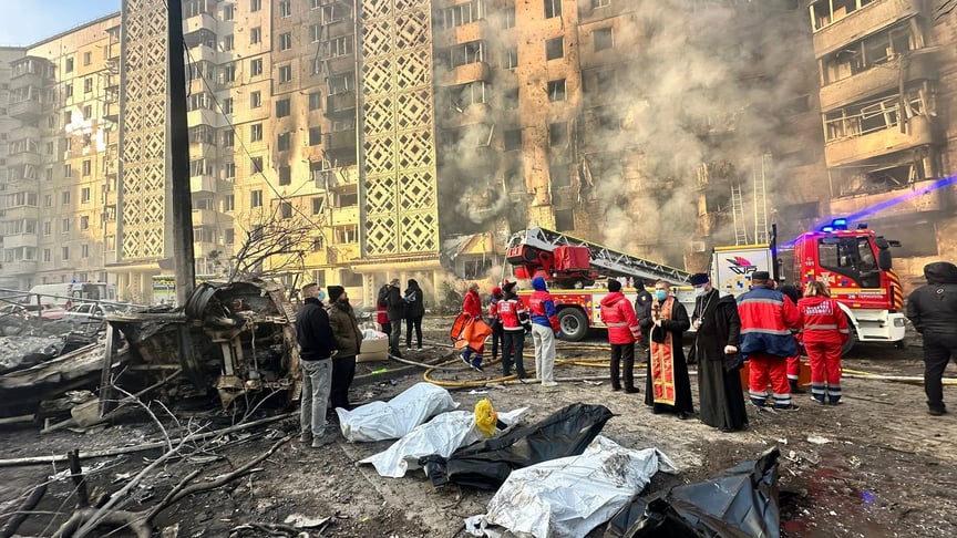 Священник молится на фоне убитых российским ударом в Тернополе, 19 ноября 2025 года