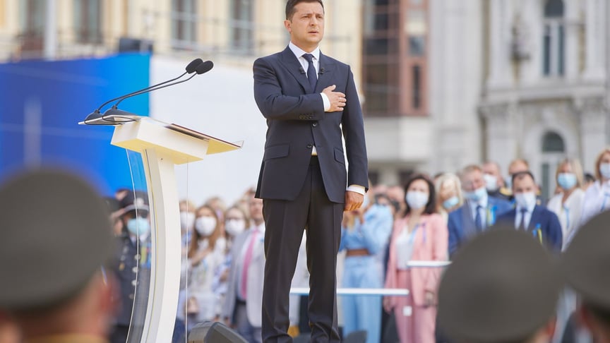 Президент Украины Владимир Зеленский слушает гимн Украины во время торжеств ко Дню независимости