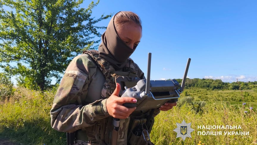 Правоохоронці розшукують чоловіка, який поранив двох поліціянтів на Буковині