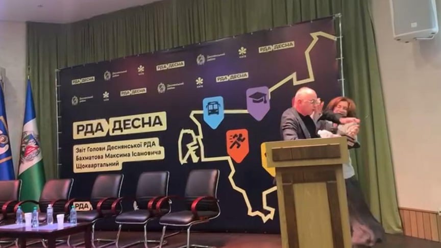 Глава Деснянської РДА Максим Бахматов силоміць виштовхав з трибуни заступницю голови КМДА Ганну Старостенко