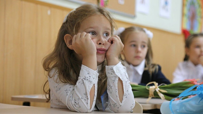 Першокласники у своєму класі після святкування Дня знань, в одній із шкіл, в Києві, 1 вересня 2021 р.