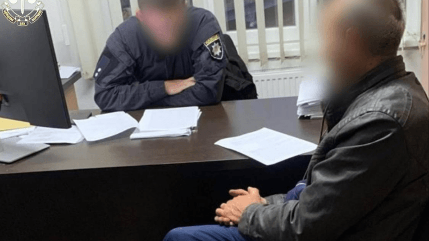 Правоохоронці спілкуються з чоловіком, якому оголосили підозру в жорстокому поводженні з тваринами