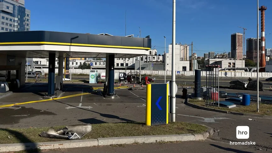 Одна із заправок у Києві, пошкоджених внаслідок російських ударів Одна із заправок у Києві, пошкоджених внаслідок російських ударів