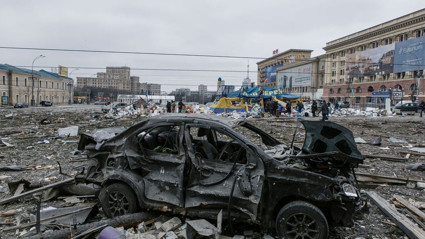 Пошкоджений після обстрілу автомобіль стоїть на центральній площі Харкова, 1 березня 2022 року