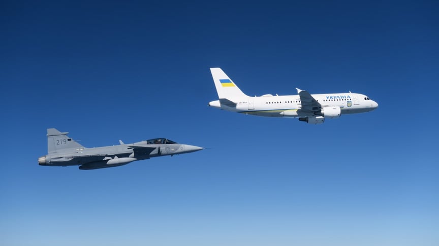 Ілюстративне фото. Військовий винищувач Gripen (ліворуч) та український літак