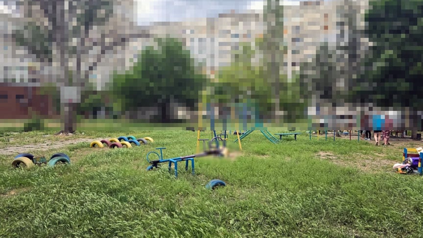 Дитячий майданчик у Херсоні, по якому поцілили росіяни