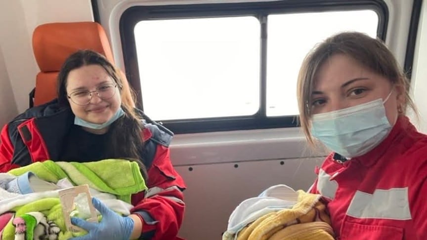 Парамедикині Анастасія Біжовець (праворуч) і Аліна Шарпата з новонародженими хлопчиками