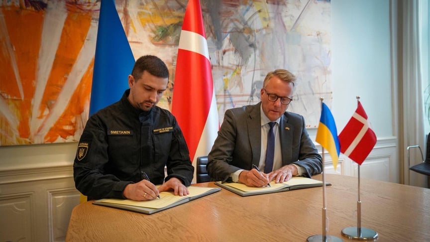 Міністр з питань стратегічних галузей промисловості Герман Сметанін (ліворуч) та міністр промисловості Данії Мортен Бьодсков (праворуч)