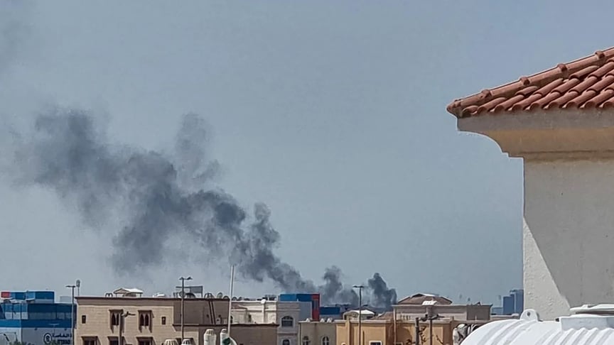 Стовп диму над Абу-Дабі в ОАЕ після ударів Ірану, 28 лютого 2026 року