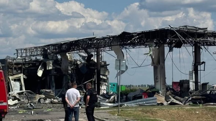 Ілюстративне фото. Зруйнована заправка «ОККО» у селі Посад-Покровське Херсонської області, 5 червня 2026 року