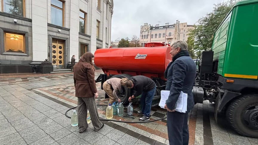 До Верховної Ради підвезли технічну воду, Київ, 10 жовтня 2025 року
