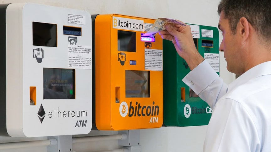 Чоловік використовує Bitcoin-банкомат у Гонконгу, 11 травня 2018 року