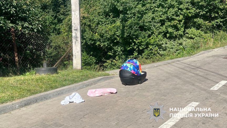 Люлька, яку чоловік забув на даху автівки