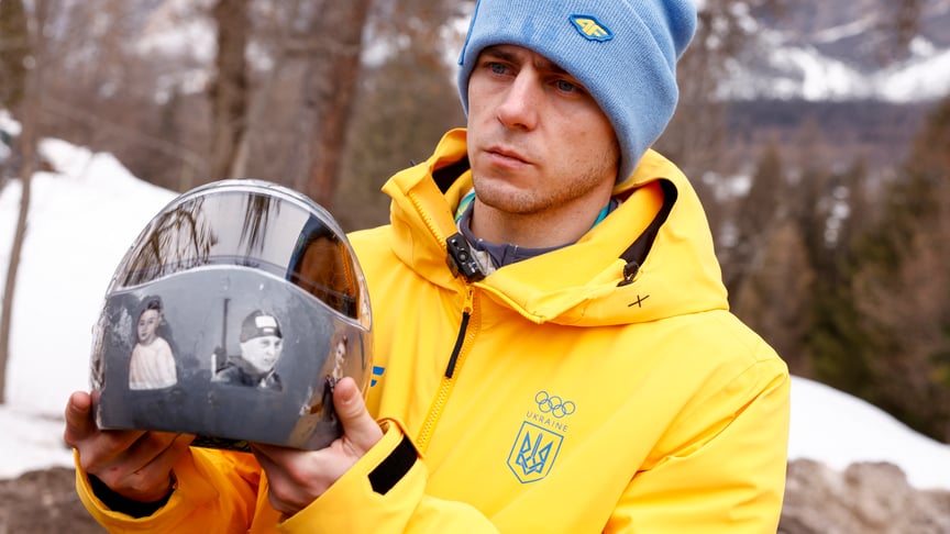 Український скелетоніст Владислав Гераскевич із шоломом, на якому зображені українські атлети, загиблі через російську агресію