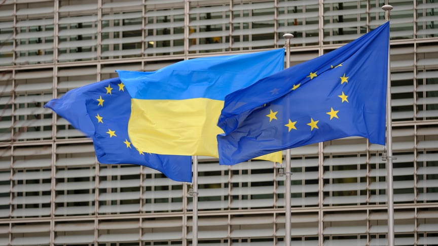 Прапори ЄС та України майорять перед штаб-квартирою Єврокомісії у Брюсселі