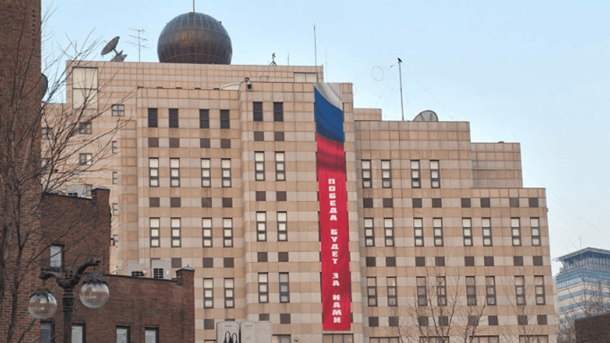 12-метровий банер із написом «Перемога буде за нами» на будівлі посольства росії в Сеулі, Південна Корея