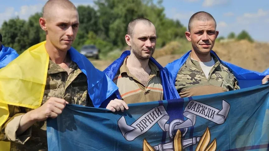 Звільнений із полону Максим Бобилєв (крайній праворуч) Звільнений із полону Максим Бобилєв (крайній праворуч)