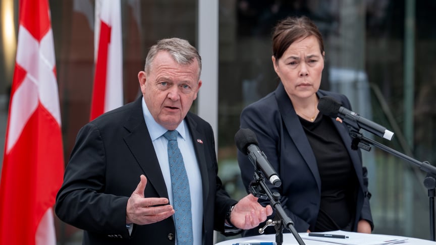 Міністр закордонних справ Данії Ларс Локке Расмуссен та міністерка закордонних справ Гренландії Вівіан Моцфельдт виступають перед ЗМІ у посольстві Данії у Вашингтоні, 14 січня 2026 року