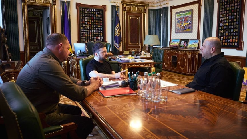 Президент Володимир Зеленський під час наради із секретарем РНБО Рустемом Умєровим та главою ОП Андрієм Єрмаком