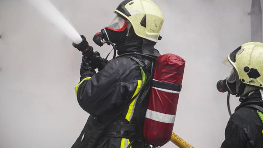 Ілюстративне фото. Рятувальники ліквідують наслідки нічної атаки на Львівщину, 6 грудня 2025 року