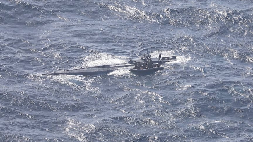 Затримане напівзанурювальне судно