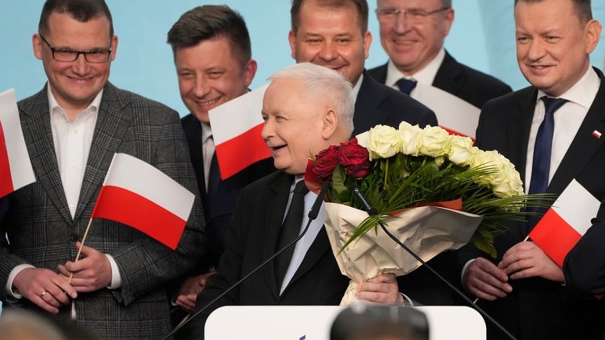 Лідер «Право і справедливість» Ярослав Качинський (у центрі) приймає вітання з перемогою на місцевих і регіональних виборах у Польщі, 7 квітня 2024 року