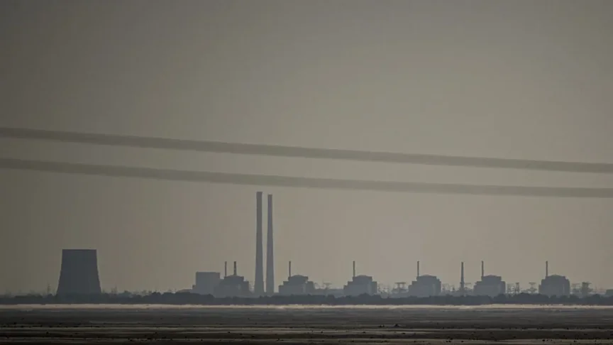 Краєвид на Запорізьку АЕС з Нікополя, що за 7 кілометрів від станції у Дніпропетровській області