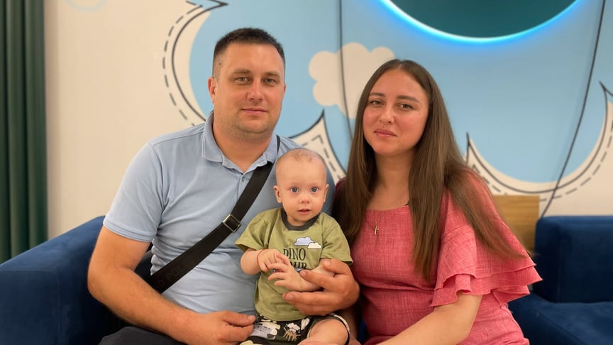 Батьки з малюком, якому зробили операцію ALPPS