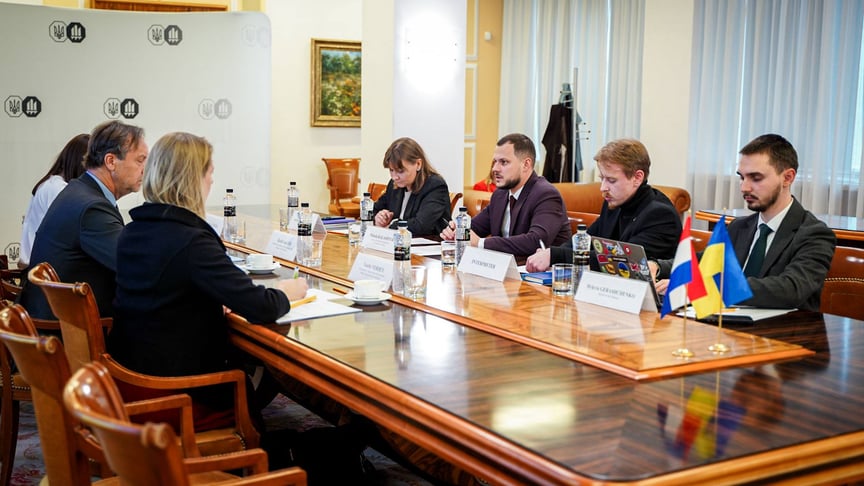 Міністр Микола Калашник зустрівся з надзвичайним і повноважним послом Королівства Нідерланди в Україні Міністр Микола Калашник зустрівся з надзвичайним і повноважним послом Королівства Нідерланди в Україні