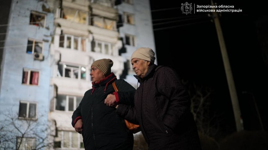 Люди на місці російських ударів у Запоріжжі