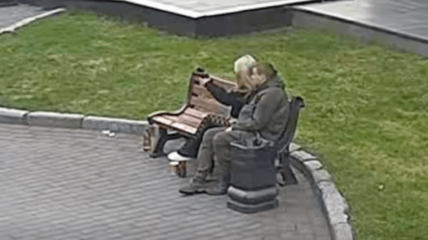 Дівчина стріляє з пістолета в центрі Луцька