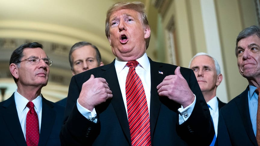 Президент США Дональд Трамп (в центрі) в оточенні сенаторів-республіканців відповідає на питання журналістів після зустірічі із представниками республіканців у Вашингтоні, США, 9 січня 2019 року. Цьогорічне часткове припинення роботи уряду США стало найдовшим в історії країни. На зустрічі з Конгресом Трамп заявив про свою непоступливість у питанні фінансування будівництва стіни на кордоні з Мексикою