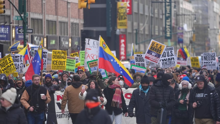 Мешканці Нью-Йорка протестую проти захоплення президента Венесуели Ніколаса Мадуро та його дружини американькими військовими 3 січня 2026 року
