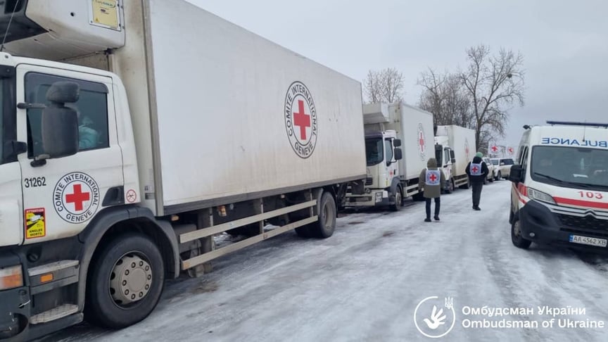 Вантажівки Червоного Хреста, які відвезли до росії гуманітарні пакунки для українських військових у полоні