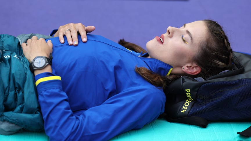 Ярослава Магучіх відпочиває під час кваліфікації зі стрибків у висоту серед жінок на сьомий день Олімпійських ігор-2024 у Парижі, стадіон«Стад де Франс», 2 серпня 2024 року