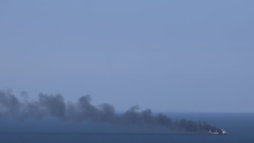 Ілюстративне фото. Вантажний корабель у Чорному морі горить після влучання російського дрона, 19 липня 2026 року