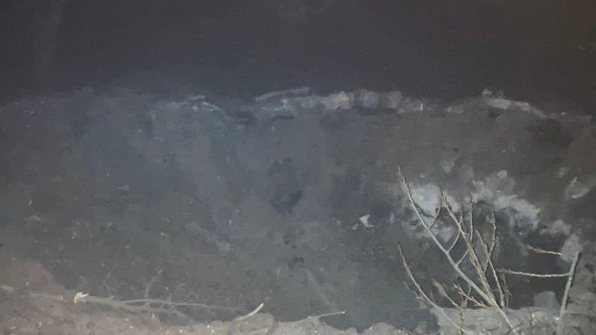 Вирва, яка з'явилася після російського обстрілу околиці Запоріжжя
