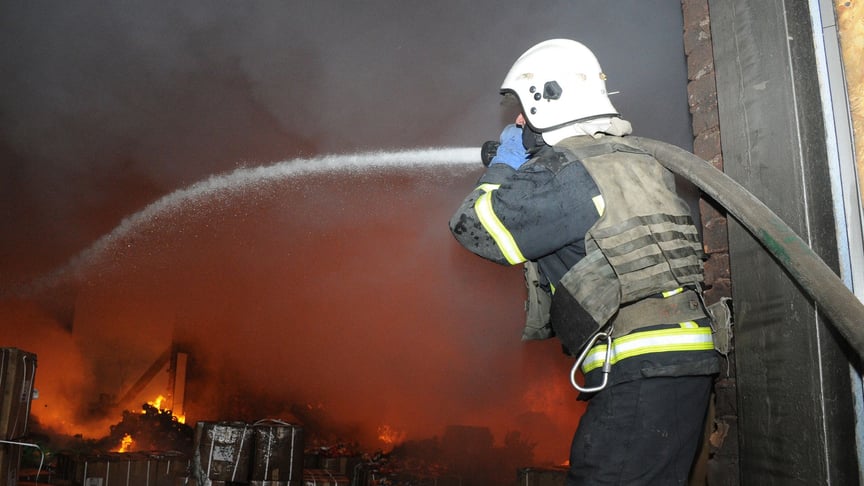 Пожежний гасить пожежу після обстрілу в Харкові, 13 квітня 2022 року