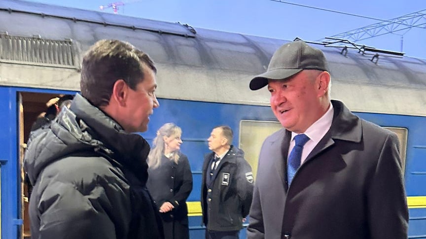 Александру Мунтяну (праворуч) на вокзалі в Україні, 10 лютого 2026 року