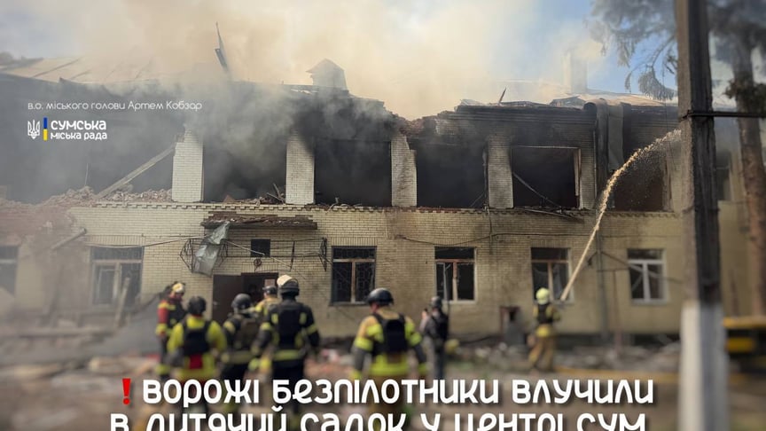 росіяни поцілили в будівлю дитячого садочка у Сумах, триває рятувальна операція