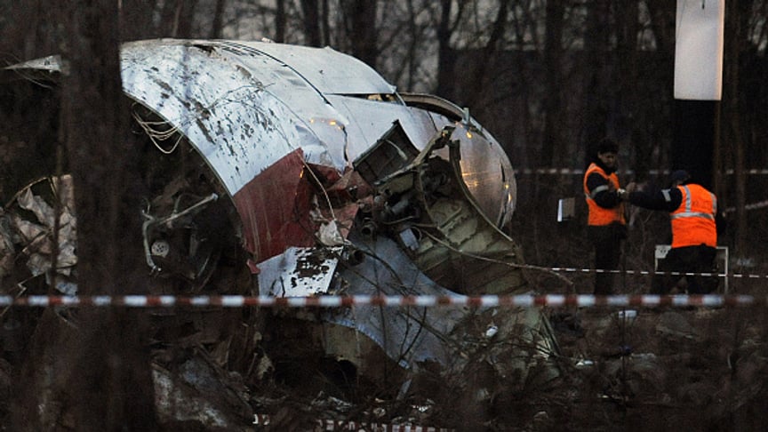 російські рятувальники оглядають уламки польського урядового літака, який розбився 10 квітня 2010 року біля аеропорту Смоленська російські рятувальники оглядають уламки польського урядового літака, який розбився 10 квітня 2010 року біля аеропорту Смоленська