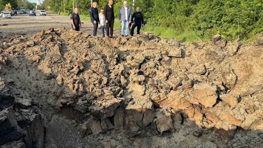 Воронка после удара баллистики по Харькову